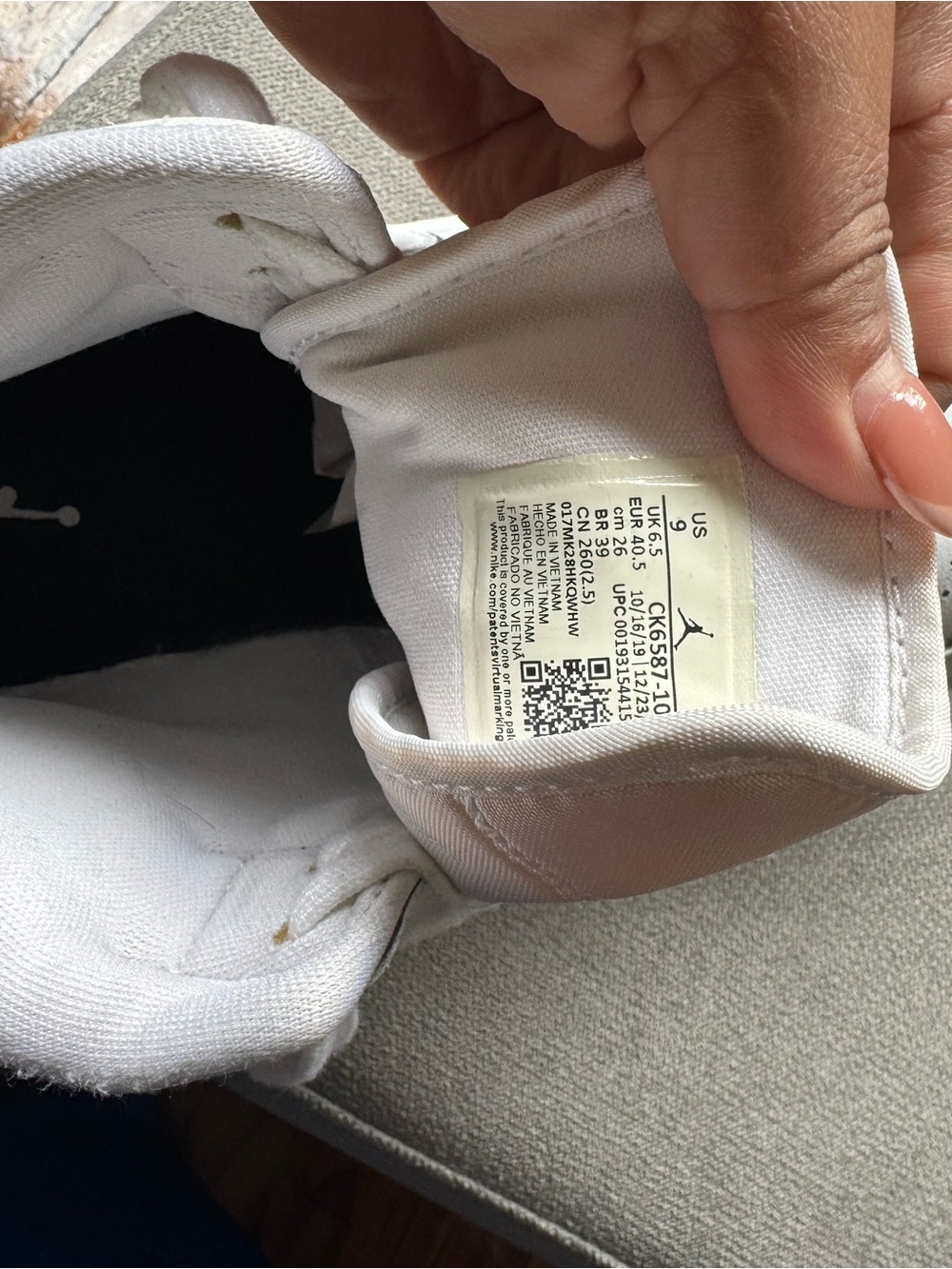 Jordan White Low-Top Sneakers with Black Insole - Picture 4 of 5